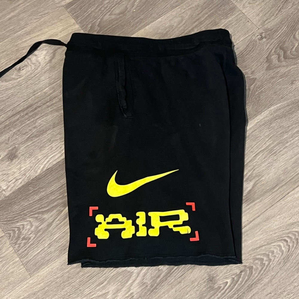 Nike Black Tag Detail